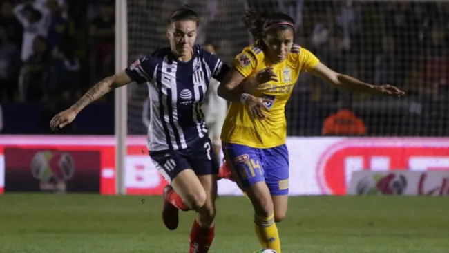 Norali Armenta y Lizbeth Ovalle disputan un balón