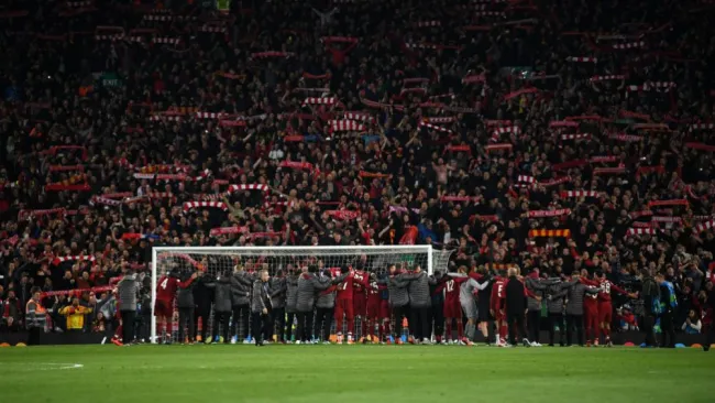 Afición del Liverpool canta 'You'll Never Walk Alone'