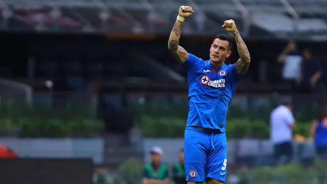 Milton Caraglio festeja un gol con el Cruz Azul 