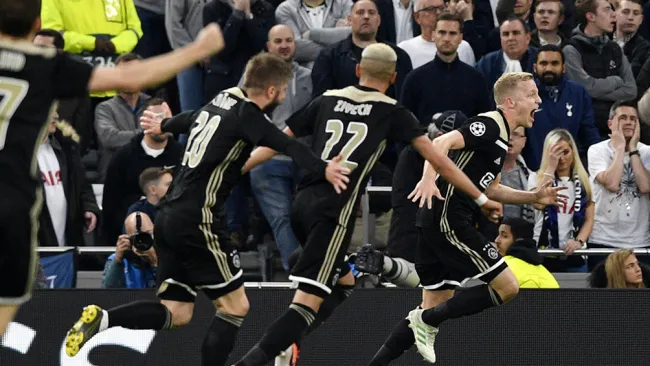 Jugadores del Ajax festejan gol contra Tottenham 