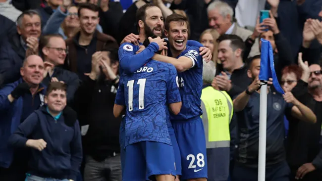 Higuaín celebra un tanto con Chelsea en Premier 
