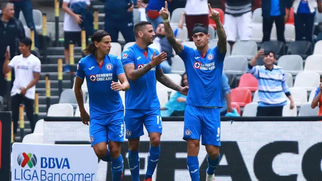 Caraglio festeja anotación con sus compañeros 