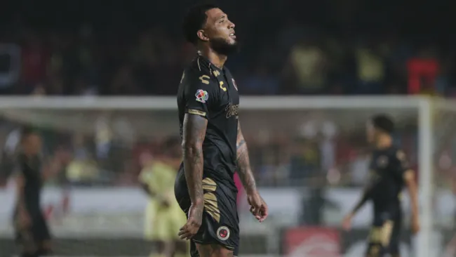 Kazim-Richards se lamenta durante un juego del Veracruz