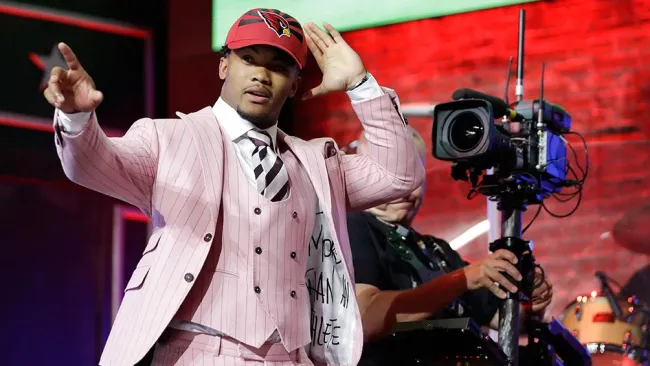 Kyler Murray celebra al ser la primera selección del Draft 2019