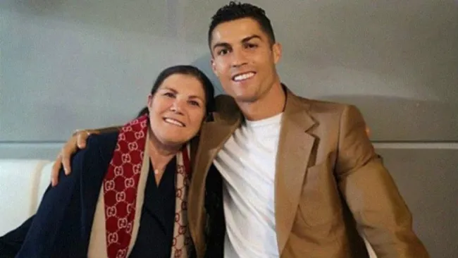 Cristiano y su mamá sonríen para una fotografía 