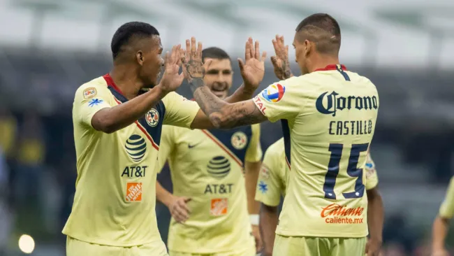 Jugadores del América celebran gol contra Cruz Azul