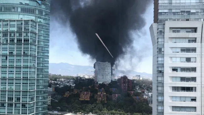 Incendio en la zona de Santa Fe en la Ciudad de México