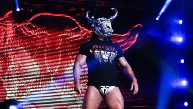 Rush hace su entrada al ring
