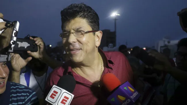 Fidel Kuri en charla con los medios