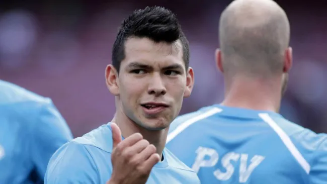 Chucky Lozano saluda previo a un juego con el PSV