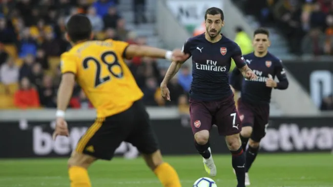 Mkhitaryan conduce el balón en un juego con el Arsenal