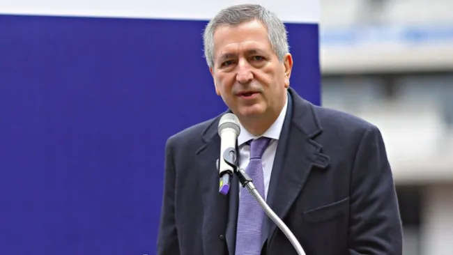 Jorge Vergara habla en un evento público