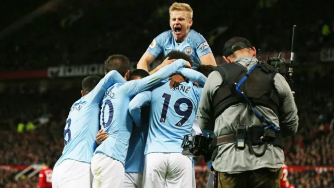 Jugadores del City festejan anotación contra los Red Devils 