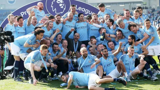 Jugadores del Man City festejan tras ganar la Premier League