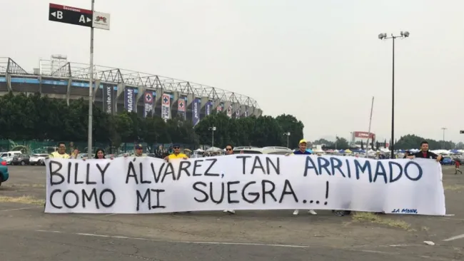 Fans del América portan manta 