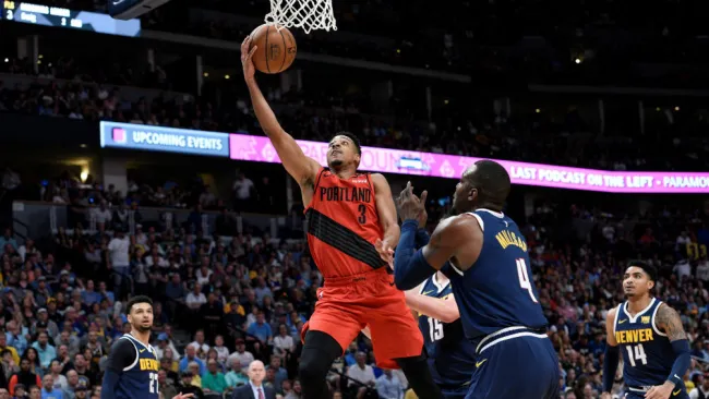 C.J. McCollum a punto de encestar la pelota
