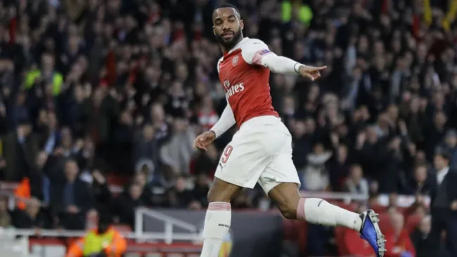 Lacazette festeja gol en Europa League