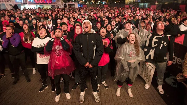 Aficionados de los Raptors viendo el juego ante Filadelfia 