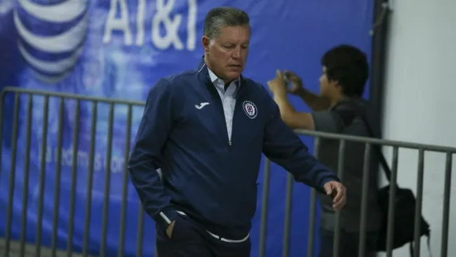 Ricardo Peláez camina por los pasillos del Estadio Azteca