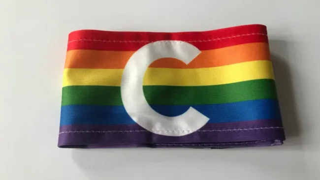 Brazalete de arcoíris que portarán los equipos franceses