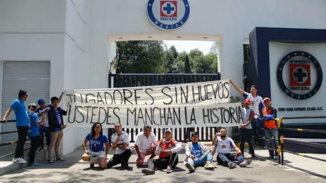 Aficionados del Cruz Azul protestan en La Noria