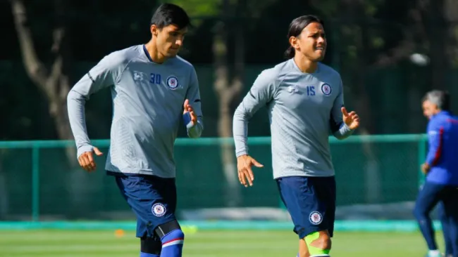 Jordan Silva y Gerardo Flores en un entrenamiento con Cruz Azul
