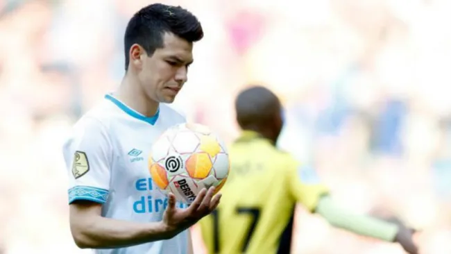 Chucky Lozano en un juego con el PSV