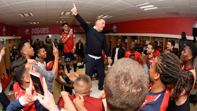 Jugadores del Lille celebran su boleto a la Champions League