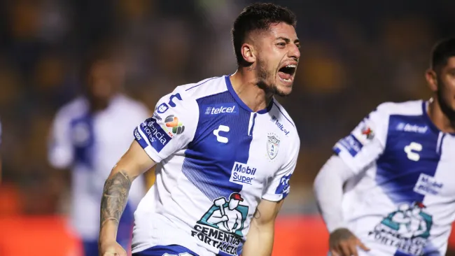 Ángelo Sagal festeja un gol con el Pachuca
