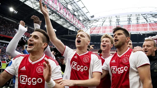 Jugadores del Ajax celebran campeonato
