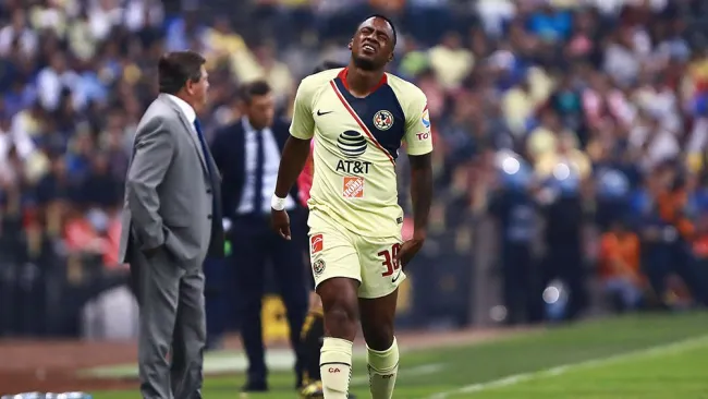 Renato Ibarra se lamenta en un partido con América 