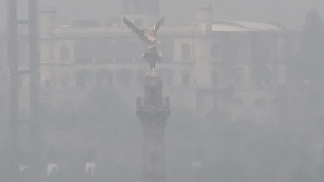 El Ángel de la Independencia en plena contaminación