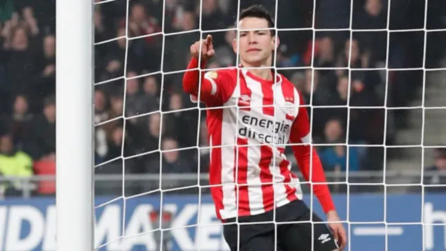 Lozano festeja gol con el PSV