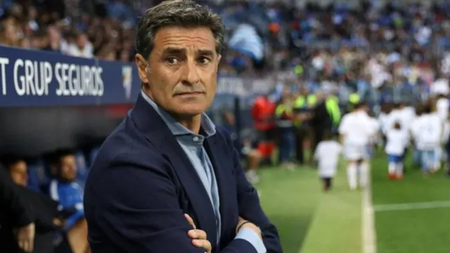 Míchel observa las acciones de un partido