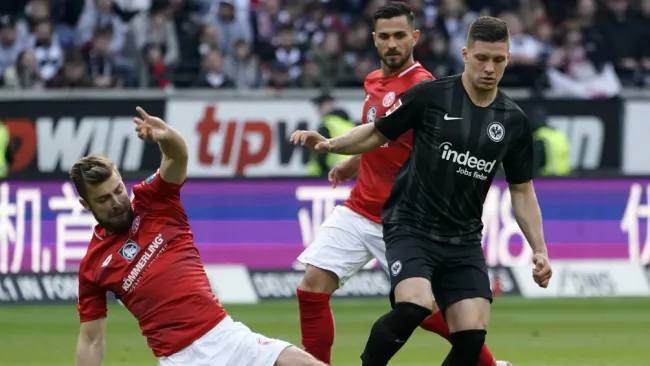 Luka Jovic intenta escapar de dos defensores 