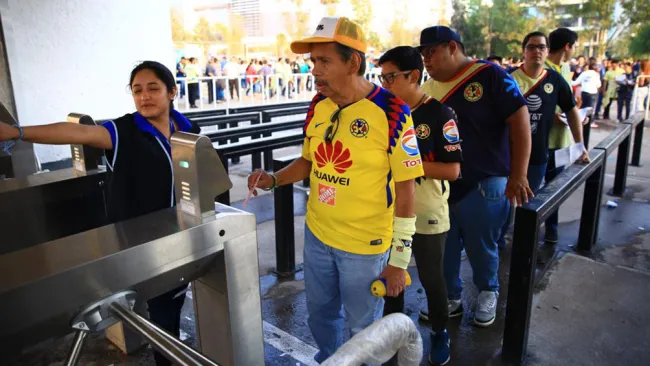 Aficionados del América ingresar a La Corregidora 