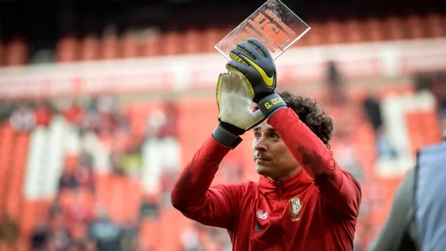 Memo Ochoa agradece el apoyo de afición del Standard
