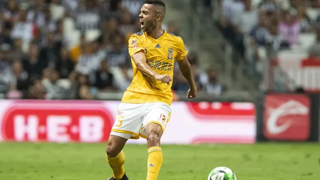  Rafael Carioca durante el Clásico Regio 