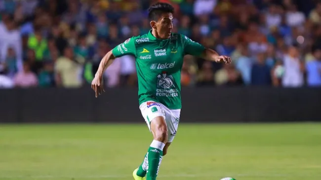 Mena conduce el balón durante el partido 