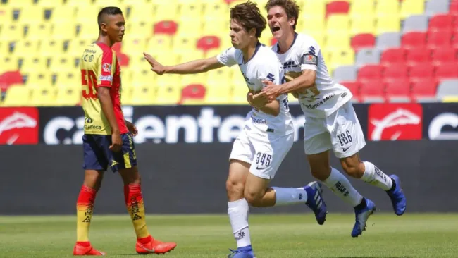 Jugadores de Pumas celebran anotación contra Morelia