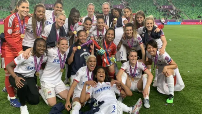 Jugadoras del Olympique posan con sus medallas