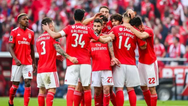 Jugadores del Benfica festejan gol de Silva 