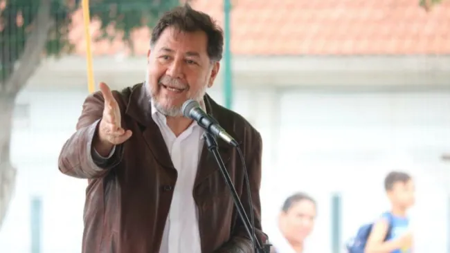 Noroña da discurso durante un evento