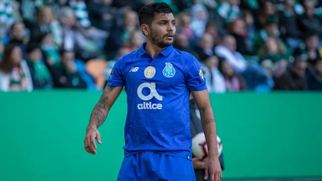 Tecatito Corona en un partido con el Porto 