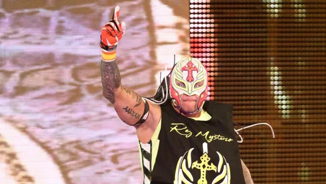 Rey Mysterio hace su entrada a RAW