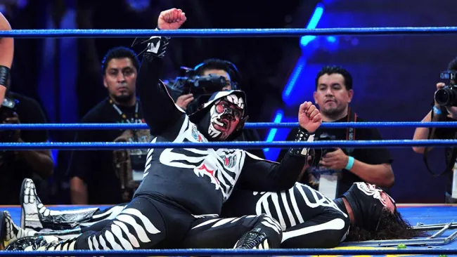 L.A Park derrota a La Parka en el ring