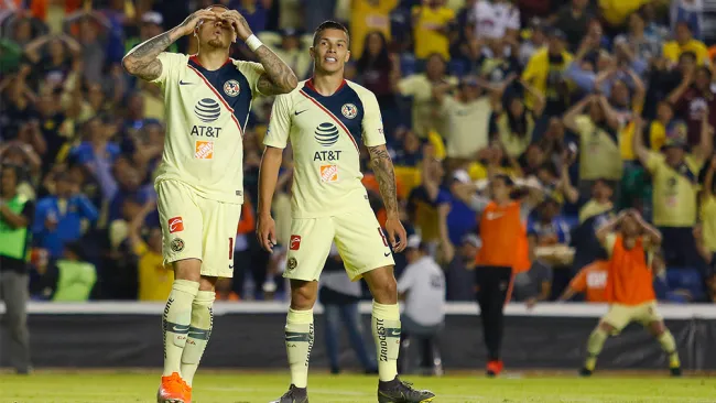 Nico Castillo y Mateus Uribe en lamento durante el duelo ante León 