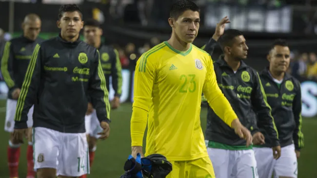 Hugo González durante un juego con México