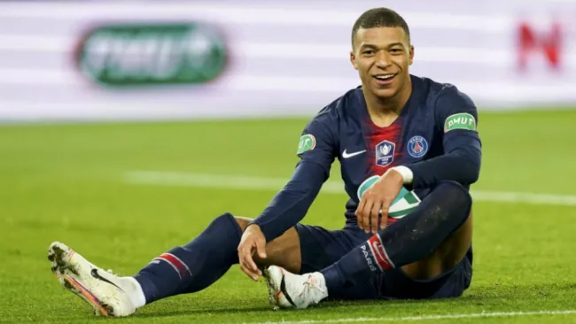 Mbappé sonríe durante un juego con el PSG
