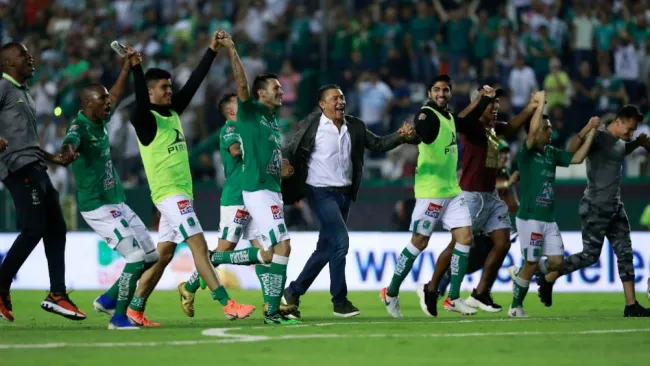 Ambriz y jugadores de León festejan pase a la Final